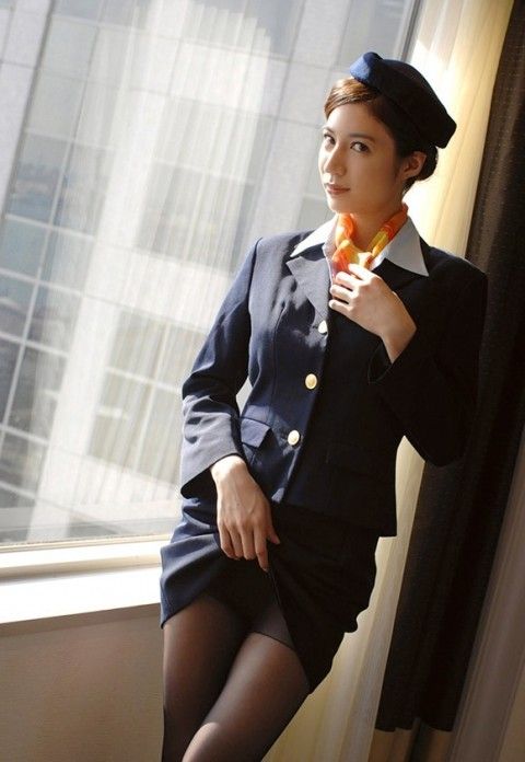 鈴木杏里のスリムながら胸が大きいコスプレ姿